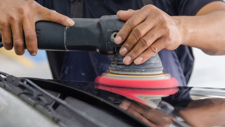 Carrosserie terne : méthodes pour retrouver une finition brillante