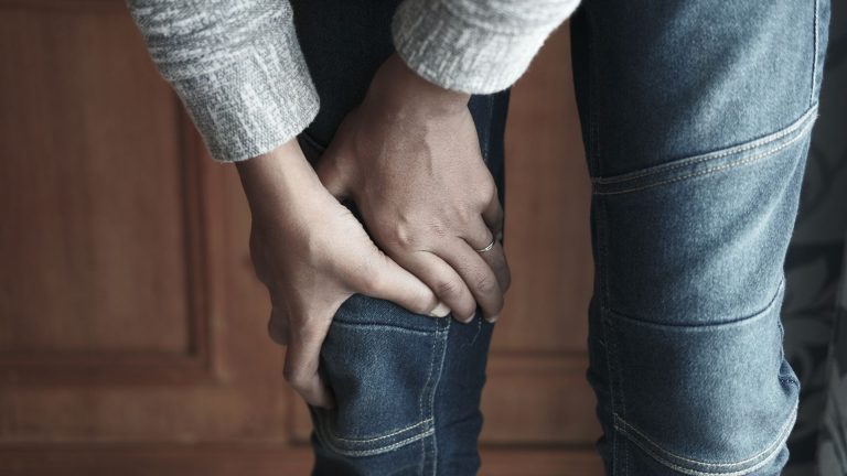 Peut-on conduire avec une fissure du ménisque ? Risques et conseils