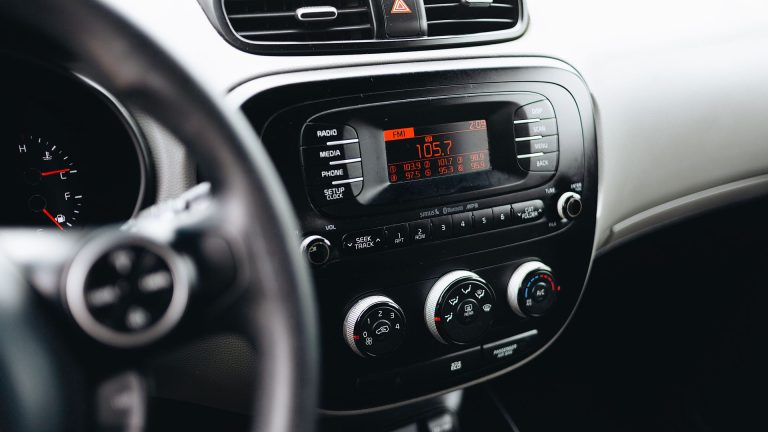 Code autoradio gratuit : le guide anti-galère