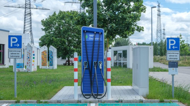 Borne de recharge rapide pour voiture électrique : comment choisir ?