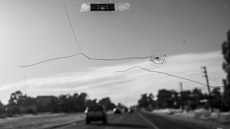 Pare-brise fissuré au contrôle technique : toléré ou non ?