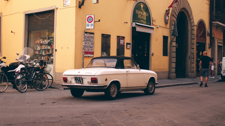 Peugeot 404 convertible : une icône française à collectionner