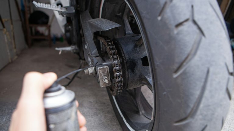 Graisse pour chaîne moto : laquelle choisir et comment l’appliquer ?