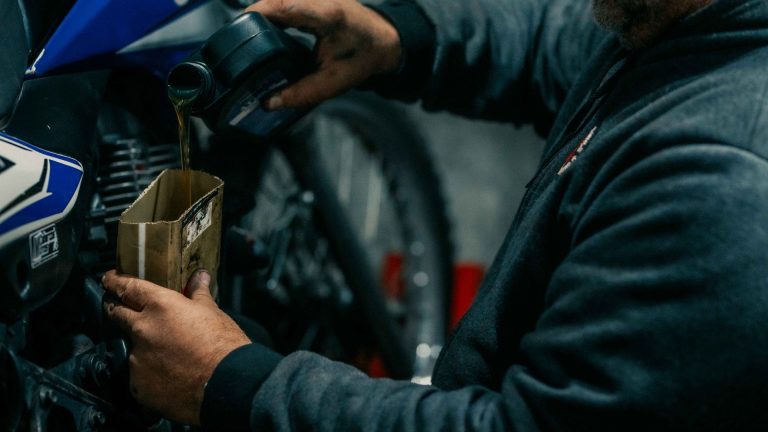 Huile de fourche moto RFX 10W : compatibilité et conseils