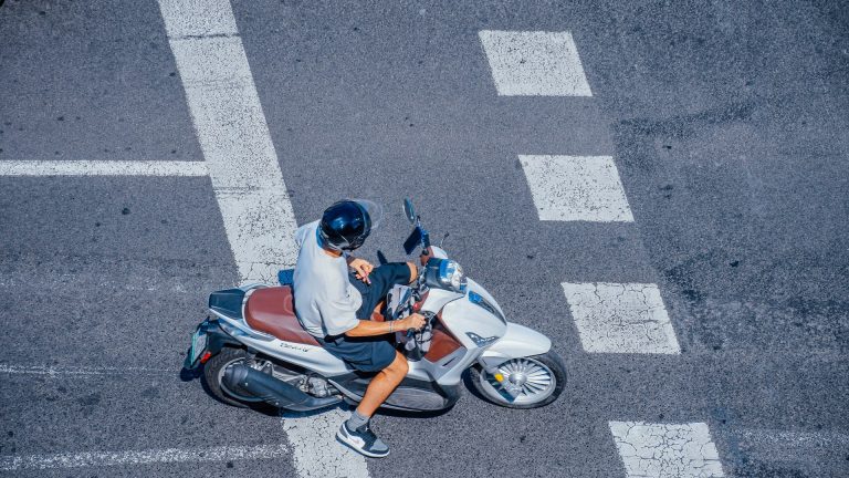 Passer de la voiture au scooter 50 : permis, équipements et assurance