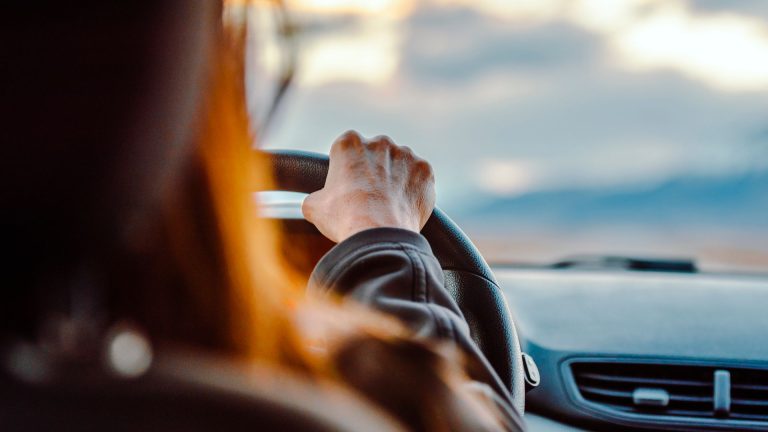 Volant qui tremble : causes, risques et solutions