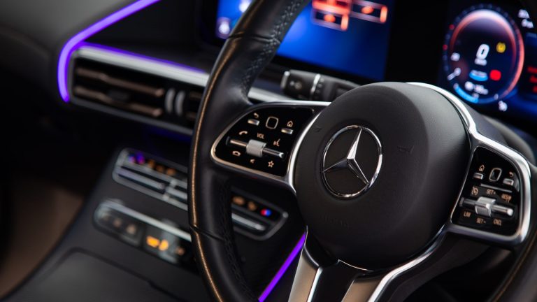 Voyant SRS sur Mercedes : causes et solutions